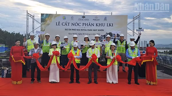 Cắt băng mừng lễ cất nóc phân khu LK1.