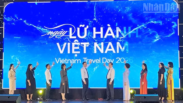 Các đại biểu thực hiện nghi thức chính thức khai mạc Ngày Lữ hành Việt Nam 2026. (Ảnh: PHÚC THẮNG)