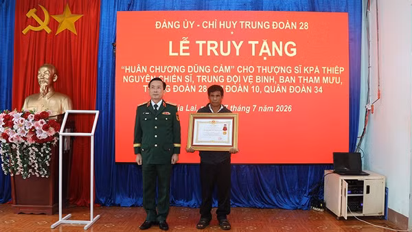 Thừa ủy quyền của Chủ tịch nước, Trung tướng Lê Minh Quang trao Huân chương Dũng cảm cho thân nhân gia đình Thượng sĩ Kpă Thiêp.