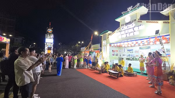 Đông đảo người dân và du khách thích thú với tiết mục trình diễn tại gian hàng thành phố Cần Thơ. (Ảnh: PHÚC THẮNG)