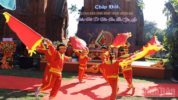 Trình diễn tiết mục "Trống trận Quang Trung" kết hợp múa cờ Hội Tây Sơn. (Ảnh: PHÚC THẮNG)