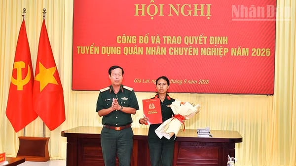 Thiếu tướng Trần Công Đức, Phó Tư lệnh, Tham mưu trưởng Quân đoàn 34 trao quyết định tuyển dụng và phong hàm cho đồng chí Rmah H'Thiệp. (Ảnh: CHU HOÀI)