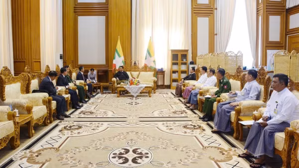 Quang cảnh buổi làm việc của Đại sứ Nguyễn Anh Đức và Chủ tịch Hạ viện Myanmar kiêm Chủ tịch Đảng Đoàn kết và Phát triển Liên bang. (Ảnh: Đại sứ quán Việt Nam tại Myanmar cung cấp)