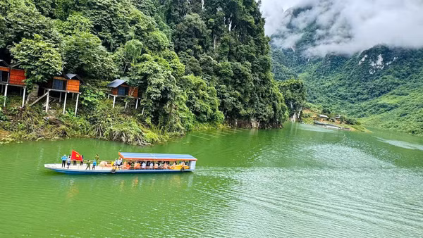 Các tháng cuối năm thích hợp cho những chuyến đi thuyền ngắm cảnh, khám phá lòng hồ sông Đà. (Ảnh: Q.HOA)