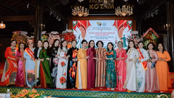Nguyên Phó Chủ tịch nước Đặng Thị Ngọc Thịnh và Chủ tịch Hiệp hội Văn hóa Áo dài Việt Nam Đặng Thị Bích Liên chụp ảnh lưu niệm cùng các đại biểu tham dự sự kiện. (Ảnh: L.HƯỜNG)