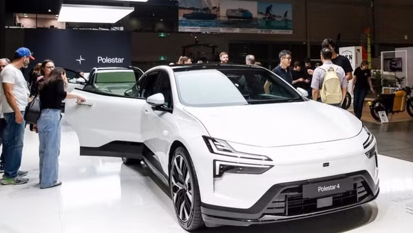 Khách tham quan xem xe điện của hãng Polestar tại triển lãm Everything Electric Australia, ở Sydney, Australia, ngày 7/3/2025. (Ảnh: Tân Hoa xã)
