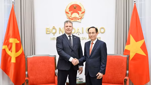 Đồng chí Lê Hoài Trung, Ủy viên Bộ Chính trị, Bộ trưởng Ngoại giao đã tiếp đồng chí Roman Roun, Chủ tịch Đảng Cộng sản Séc Morava (KSCM). (Ảnh: Bộ Ngoại giao Việt Nam)