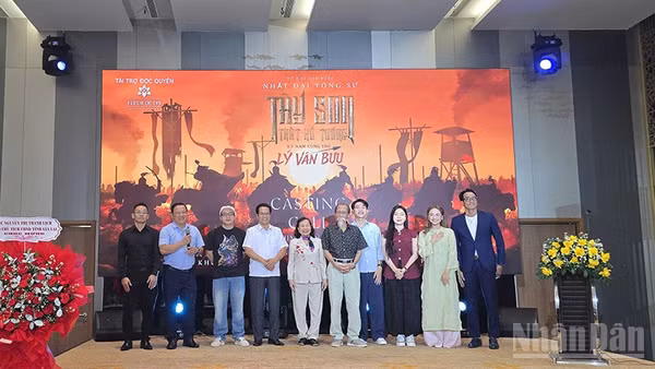 Ê-kíp sản xuất và các diễn viên tại buổi casting.