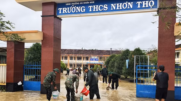 Cán bộ, chiến sĩ Trung tâm Huấn luyện quân sự quốc gia 2 vệ sinh Trường trung học cơ sở Nhơn Thọ, phường An Nhơn Nam.