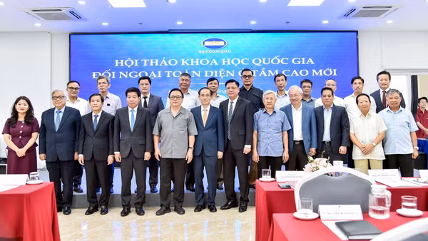 Đồng chí Lê Hoài Trung, Ủy viên Bộ Chính trị, Bộ trưởng Ngoại giao và các đại biểu tham dự Hội thảo khoa học quốc gia “Đối ngoại toàn diện ở tầm cao mới”, tại Hà Nội, ngày 26/10/2026. (Ảnh: Bộ Ngoại giao cung cấp)