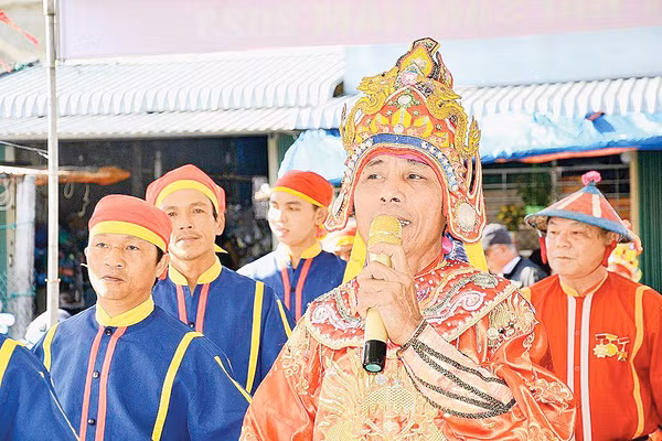 Ông Nguyễn Tấn Sâm (Bình Sơn, Quảng Ngãi) đảm nhận vai Tổng Tiền trong hát bả trạo. Ảnh: Như Đồng