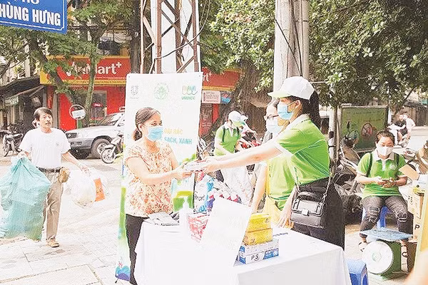 Công ty TNHH MTV Môi trường đô thị Hà Nội thí điểm đổi rác thải nhựa lấy quà, nhằm tạo thói quen phân loại rác trong nhân dân. Ảnh: Hoàng Hiệp