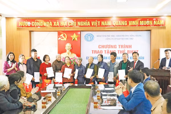 Trao tặng thẻ bảo hiểm y tế cho những người dân có hoàn cảnh đặc biệt tại Phú Thọ. Ảnh: Báo Phú Thọ