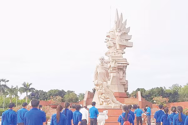 Thế hệ trẻ đến tưởng niệm và tham quan tại Công viên Tượng đài Chiến thắng ở Tân An (Tây Ninh).