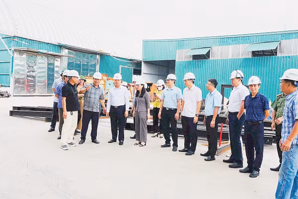 Phó Chủ tịch UBND tỉnh Bắc Ninh Đào Quang Khải (thứ ba từ trái qua) nghe thuyết trình mô hình ứng dụng công nghệ VPD của Nhà máy xử lý rác thải Yên Dũng.