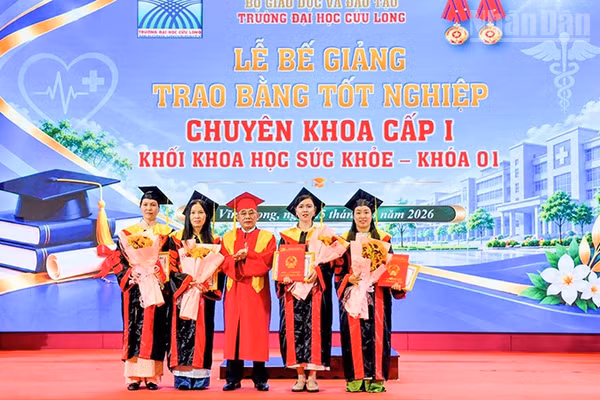 Trao khen thưởng cho 4 học viên đạt danh hiệu thủ khoa. (Ảnh: BÁ DŨNG)