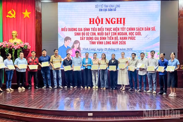 Lãnh đạo Sở Nội vụ trao biểu dương cho những gia đình tiêu biểu. (Ảnh: BÁ DŨNG)