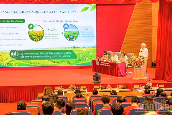 Đại biểu trình bày tham luận tại hội thảo. (Ảnh: BÁ DŨNG)