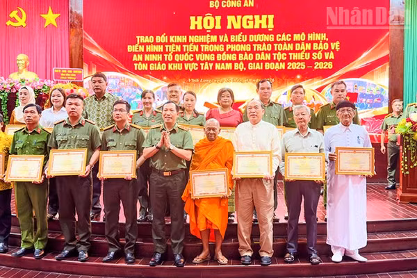Thượng tướng Lê Văn Tuyến, Ủy viên Trung ương Đảng, Thứ trưởng Công an trao Bằng khen cho những điển hình tiên tiến. (Ảnh: BÁ DŨNG)
