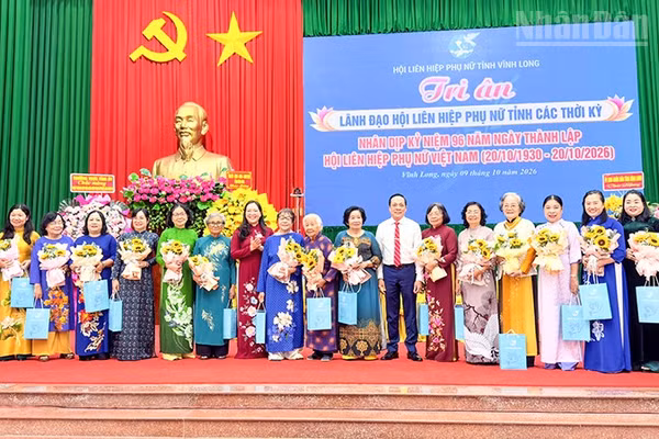 Lãnh đạo tỉnh Vĩnh Long tri ân đại biểu phụ nữ có nhiều đóng góp. (Ảnh: BÁ DŨNG)