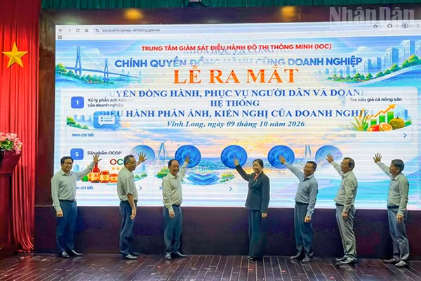 Nghi thức lễ ra mắt mô hình: "Doanh nghiệp nói-chính quyền hành động". (Ảnh: BÁ DŨNG)