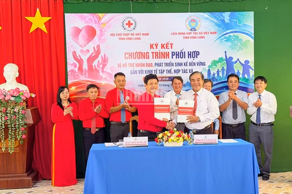 Hai bên thực hiện nghi thức ký kết hợp tác. (Ảnh: BÁ DŨNG)