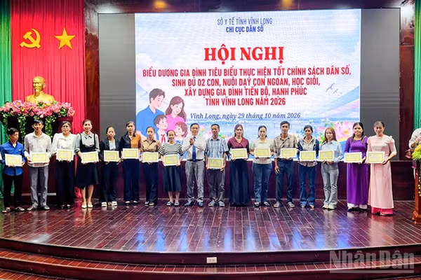 Lãnh đạo Sở Y tế tỉnh Vĩnh Long trao Giấy biểu dương những gia đình tiêu biểu. (Ảnh: BÁ DŨNG)