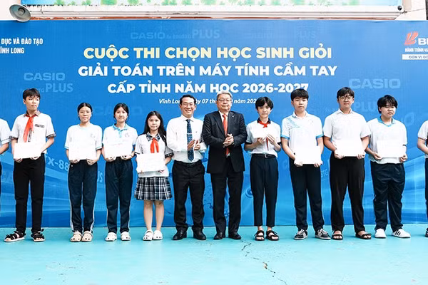 Trao giấy Chứng nhận cho các thí sinh tham gia kỳ thi. (Ảnh: CTV)
