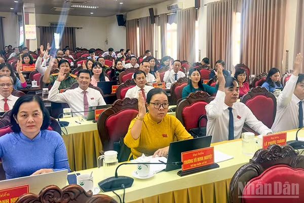 Đại biểu biểu quyết thông qua nghị quyết. (Ảnh: BÁ DŨNG)