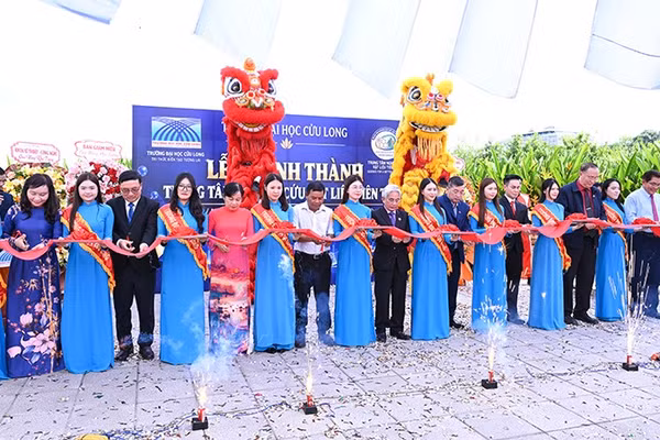 Nghi thức cắt băng khánh thành Trung tâm. (Ảnh: NGUYỄN DÔ) 