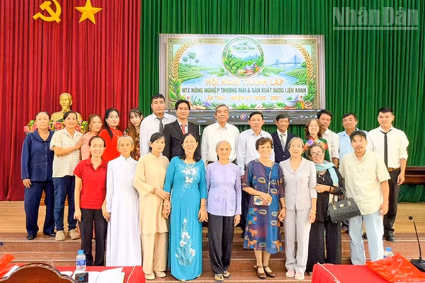 Hợp tác xã ra mắt Ban lãnh đạo và các thành viên. (Ảnh: BÁ DŨNG)