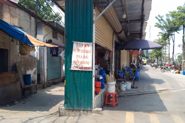 Dãy nhà siêu mỏng hai mặt tiền trên phố Định Công (Hà Nội) có vị trí đắc địa cho kinh doanh, nhưng cũng ảnh hưởng mỹ quan đô thị. Ảnh: DIÊN KHÁNH