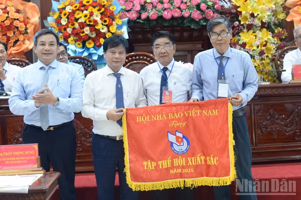 Hội Nhà báo Việt Nam trao Cờ thi đua xuất sắc cho Hội Nhà báo tỉnh Đồng Tháp.