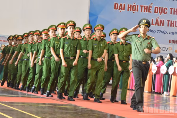 Đoàn Công an tỉnh Đồng Tháp diễu hành qua lễ đài. (Ảnh: NGUYỄN SỰ)