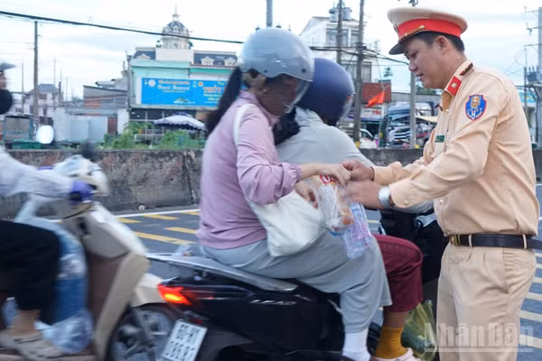 Lực lượng Cảnh sát giao thông (Công an tỉnh Đồng Tháp) tặng quà cho người dân về quê nghỉ lễ.