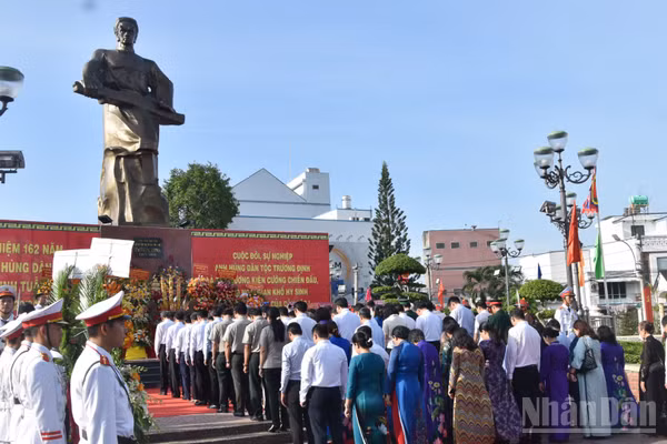 Lãnh đạo Trung ương và địa phương viếng tượng đài Anh hùng dân tộc Trương Định tại phường Gò Công (tỉnh Đồng Tháp).