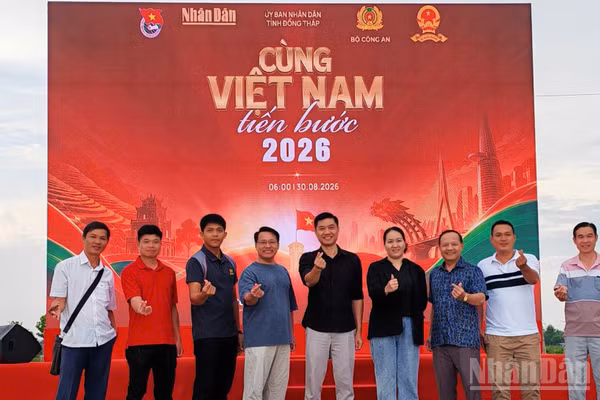 Các đơn vị kiểm tra công tác chuẩn bị cho Chương trình đi bộ "Cùng Việt Nam tiến bước" tại tỉnh Đồng Tháp vào chiều tối 29/8.