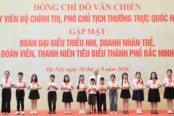 Đồng chí Đỗ Văn Chiến, Ủy viên Bộ Chính trị, Phó Chủ tịch Thường trực Quốc hội tặng quà thiếu nhi tiêu biểu thành phố Bắc Ninh. (Ảnh: T.Đ)