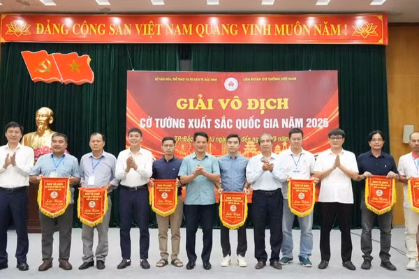 Ban tổ chức trao Cờ lưu niệm tặng các đội tham dự. (Ảnh: CD)