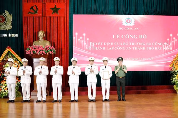 Đại tướng Lương Tam Quang trao Quyết định thành lập Công an thành phố Bắc Ninh cho Ban Giám đốc Công an tỉnh. (Ảnh: BBN)
