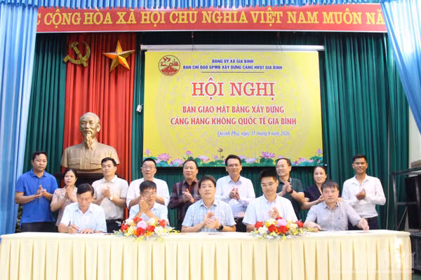 Ký kết biên bản bàn giao mặt bằng khu dân cư Trại Quỳnh Bội, thôn Quỳnh Phú để triển khai dự án Cảng hàng không quốc tế Gia Bình. (Ảnh: A.T)