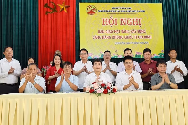Đại diện Ủy ban nhân dân xã Gia Bình, thôn Quỳnh Phú, nhà đầu tư và các đơn vị liên quan đã ký kết biên bản bàn giao mặt bằng khu dân cư Đỗ Xá. ( Ảnh A.T).