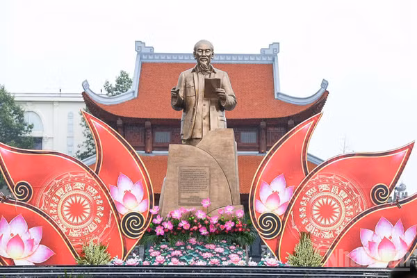 Tượng đài Chủ tịch Hồ Chí Minh được đặt trang trọng trong khuôn viên Công viên Văn Miếu. (Ảnh: A.T) 
