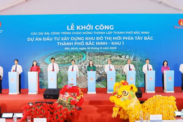 Các đại biểu nhấn nút khởi công dự án khu đô thị Vinhomes King Park tại phường Kinh Bắc, tỉnh Bắc Ninh. (Ảnh: A.T)