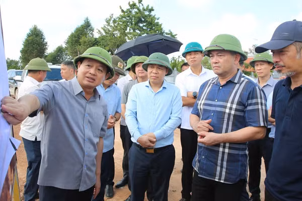 Lãnh đạo thành phố Bắc Ninh kiểm tra tại Khu tái định cư Lương Tài. ( Ảnh: LN)