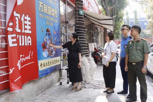 Tổ kiểm tra liên ngành phường Kinh Bắc, Bắc Ninh kiểm tra hoạt động quảng cáo ngoài trời. (Ảnh: TT)