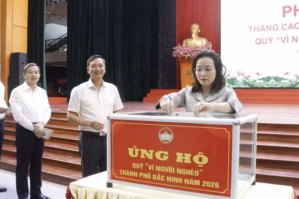 Các đồng chí lãnh đạo thành phố Bắc Ninh tham gia ủng hộ tại lễ phát động. (Ảnh N.T)