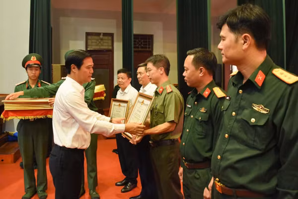 Đồng chí Phó Chủ tịch Ủy ban nhân dân thành phố Bắc Ninh Lê Xuân Lợi, Trưởng Ban Chỉ đạo tìm kiếm, quy tập và xác định danh tính hài cốt liệt sĩ thành phố trao Bằng khen của Chủ tịch Ủy ban nhân dân thành phố tặng các tập thể có thành tích xuất sắc. (Ảnh: TT)