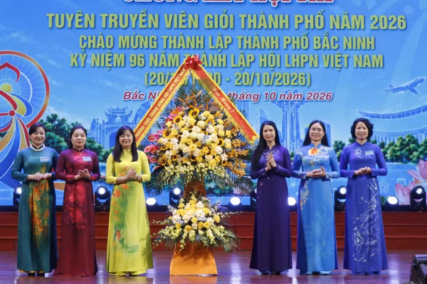 Lãnh đạo Trung ương Hội Liên hiệp Phụ nữ Việt Nam tặng hoa chúc mừng hội thi. (Ảnh: T.T)