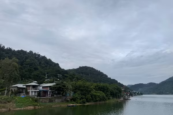 Toàn cảnh công trình trên đất rừng phòng hộ Sóc Sơn trước khi tháo dỡ